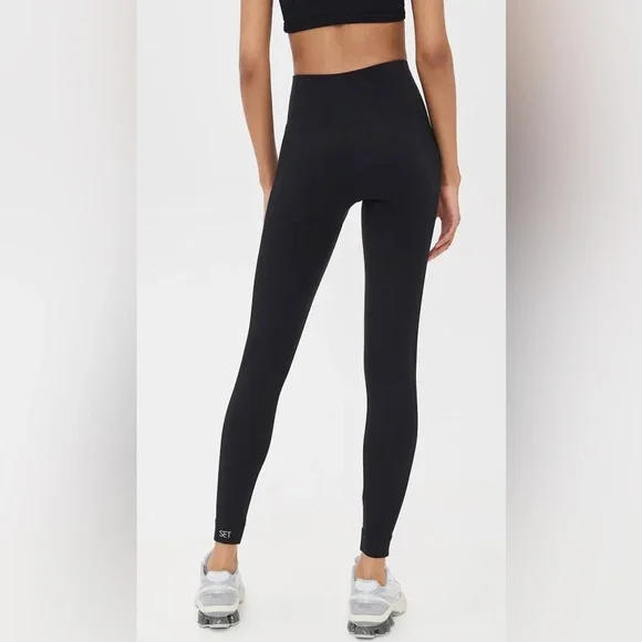 Set Active Sculptflex Leggings in Onyx. Size Medium - Picture 2 of 8